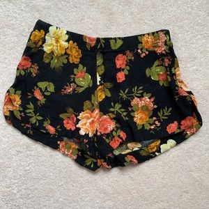 🔮2/$15🔮 Black floral print crepe shorts